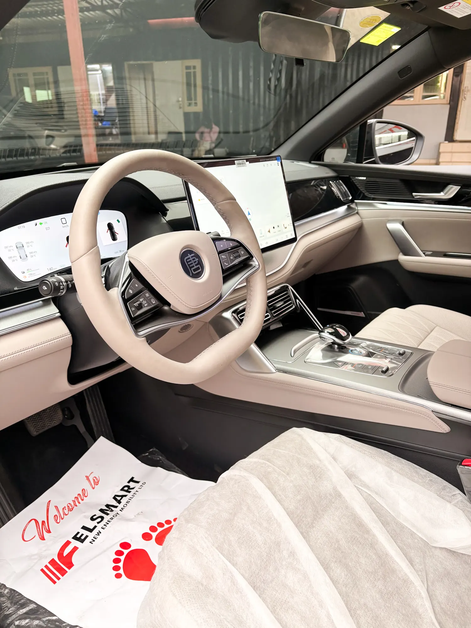 BYD Tang DM-i — interior view 8