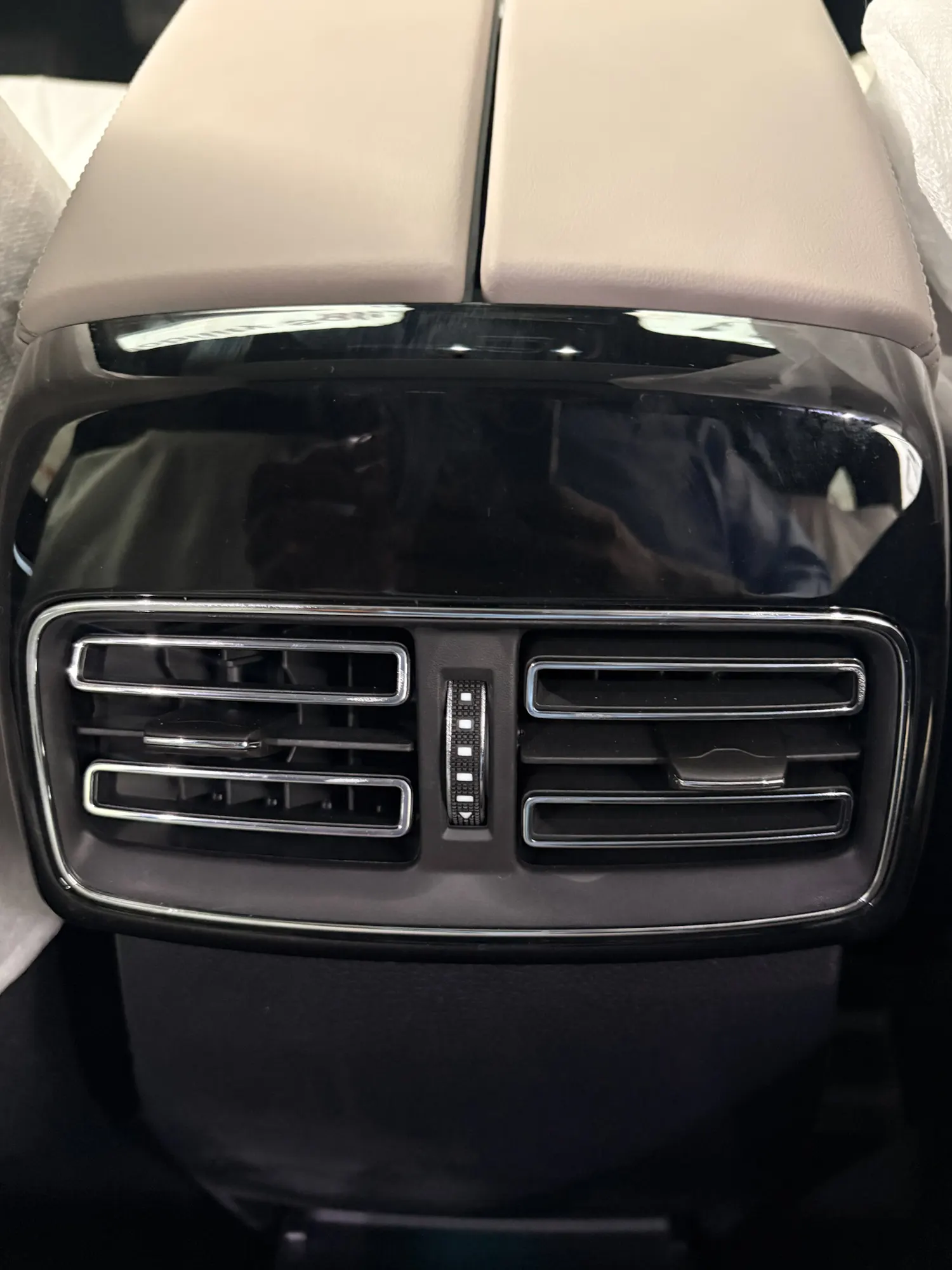 BYD Tang DM-i — interior view 11