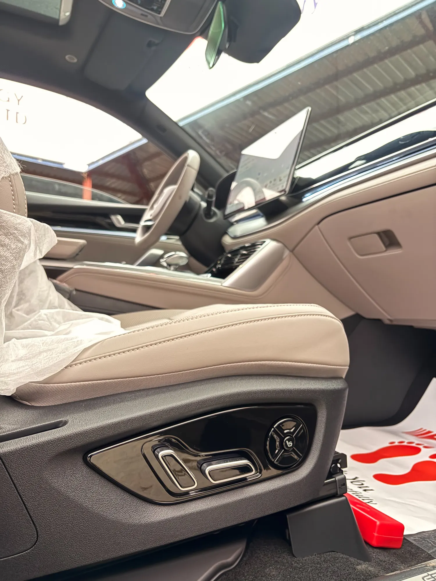 BYD Tang DM-i — interior view 12