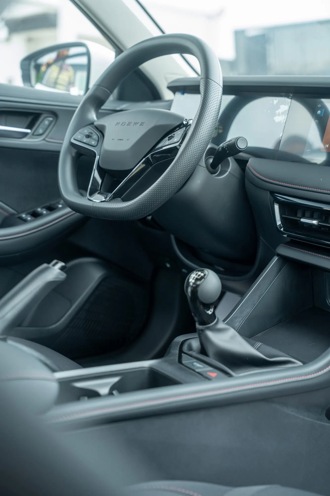 Roewe i5 CNG — interior view 26